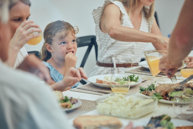 Grande nourriture familiale et déjeuner à table à la maison manger et boire Brunch d'amour et grand-père grand-mère et fille avec mère et père partageant un repas délicieux et sain tout en se liant à la maison