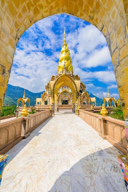 Photo grande pagode principale dans le temple wat phra that pha son kaew