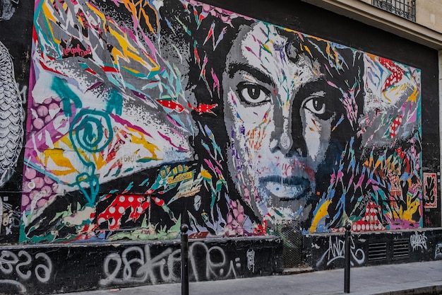 une grande peinture d'une femme avec le mot café dessus