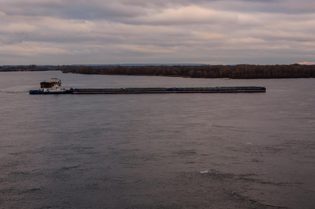 Grande péniche et bateau sur le fleuve Dniepr