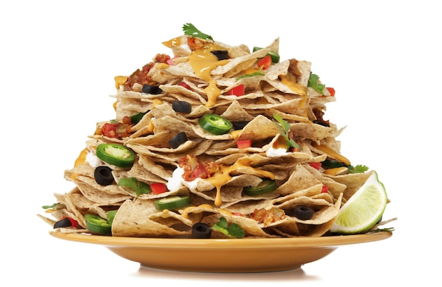 Grande pile de nachos sur fond blanc