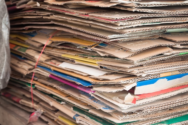 Grande pile de papiers, recycler le papier ordinaire