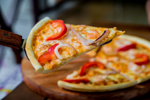 Grande pizza sur une table en bois. Restaurant.