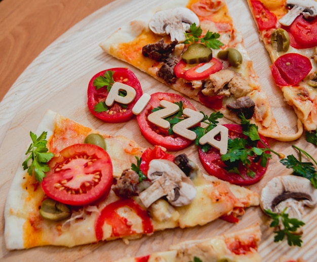 Grande pizza sur une table en bois. Restaurant.