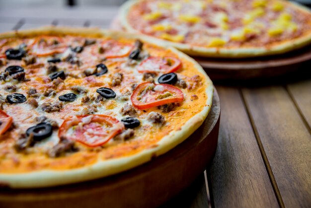 Grande pizza sur une table en bois. Restaurant.