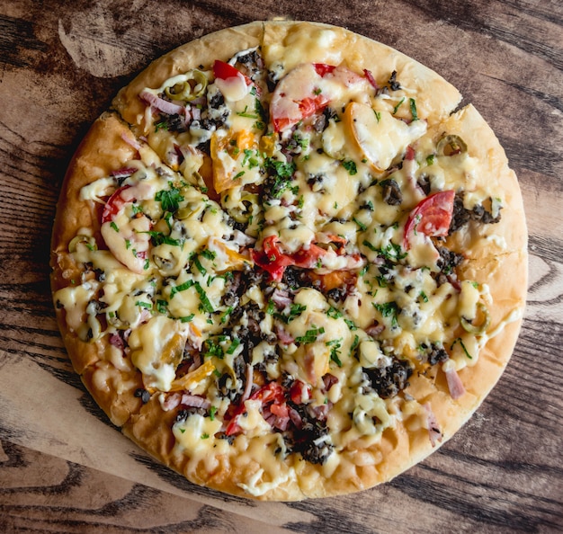 Grande pizza sur une table en bois. Restaurant.