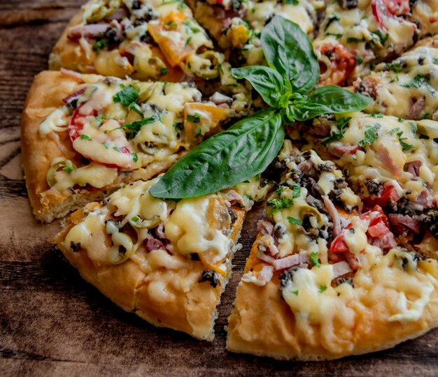 Grande Pizza Sur Une Table En Bois. Restaurant.