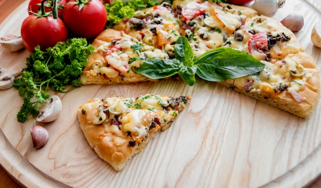 Grande pizza sur une table en bois. Restaurant.