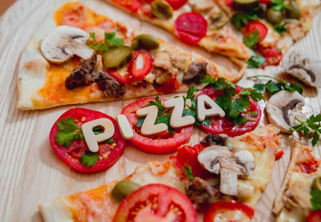 Grande pizza sur une table en bois.