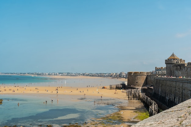 La Grande Plage du Sillon dans la ville côtière de Saint-Malo en Bretagne française dans le département d'Ille-et-Vilaine, France