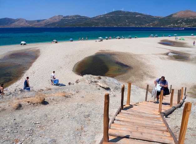 Grande plage de sable en mer Égée avec les vacanciers et les touristes sur l'île grecque Evia en Grèce