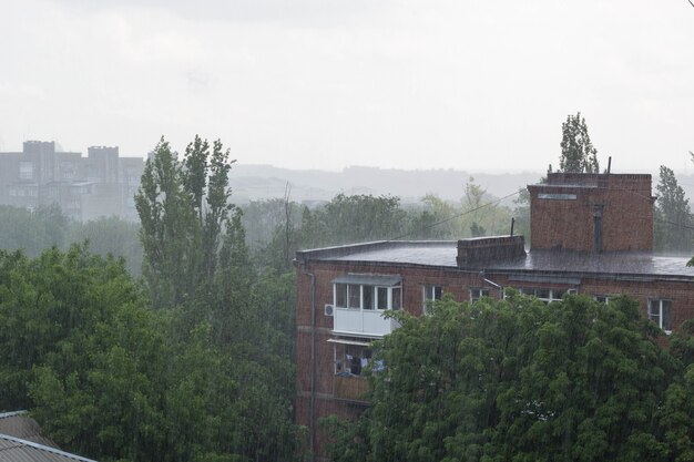 La grande pluie sur le toit de la maison