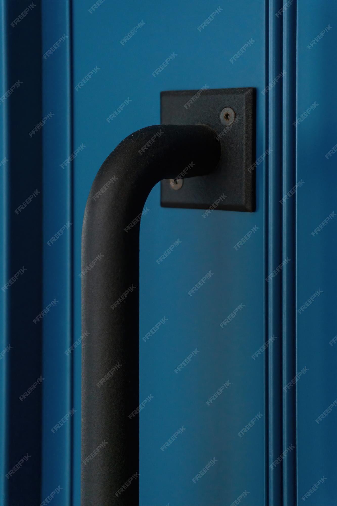 https://img.freepik.com/photos-premium/grande-poignee-metal-noir-mat-porte-bleue_181456-151.jpg?w=2000