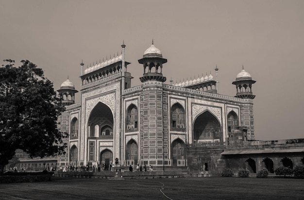 La grande porte en noir et blanc du Taj Mahal Agra Inde