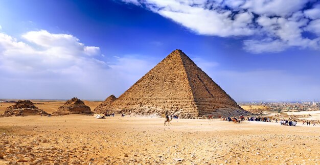 La grande pyramide de Gizeh, appelée la pyramide du pharaon Khufu.