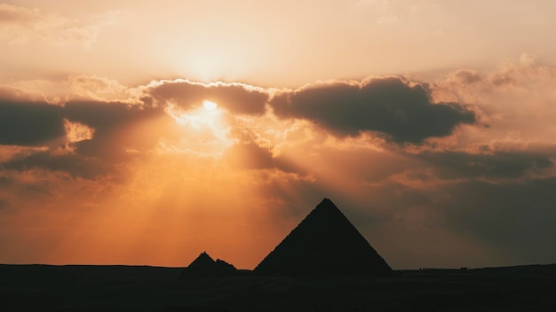 La grande pyramide de Mikerina au Caire Egypte Pyramides de Menkaura contre le ciel nuageux le soir à un beau coucher de soleil