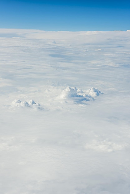 Une grande quantité de nuages couvrant une vaste zone avec des formes capricieuses et des monticules vus à 10 000 pieds