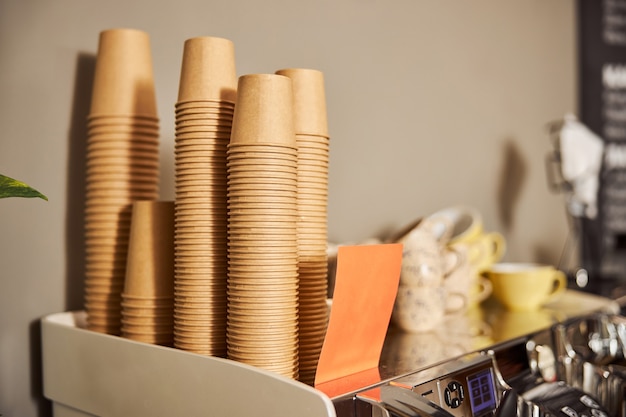 Grande quantité de plats sur la machine à expresso