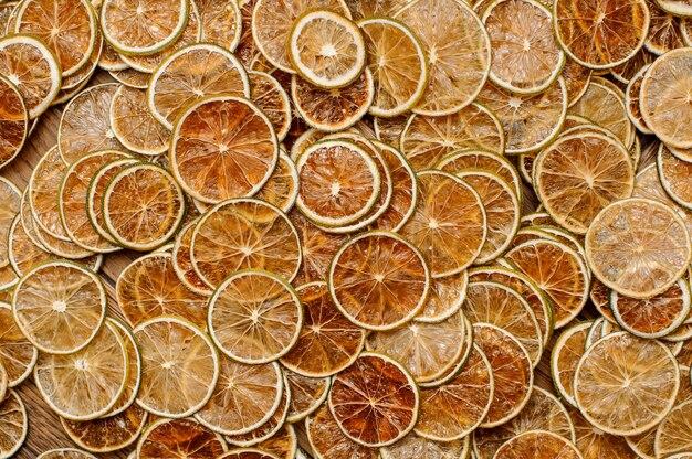 Grande quantité de tranches de citron fraîches et savoureuses