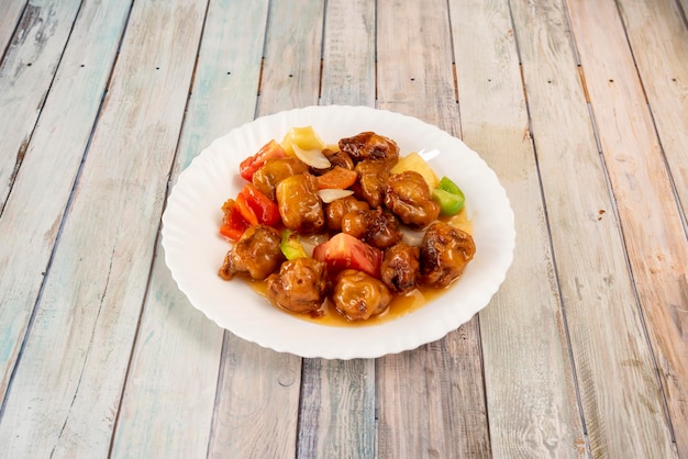 Grande recette populaire des restaurants chinois européens pour le porc aigre-doux avec des tomates de porc panées et des légumes sautés