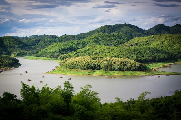 Une grande rivière entourée de belles montagnes