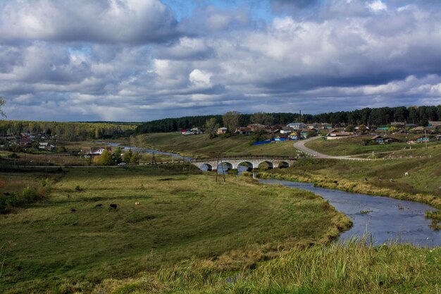 Grande rivière entre deux rives Paysage rural