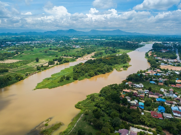 Photo grande rivière et île centrale en ville