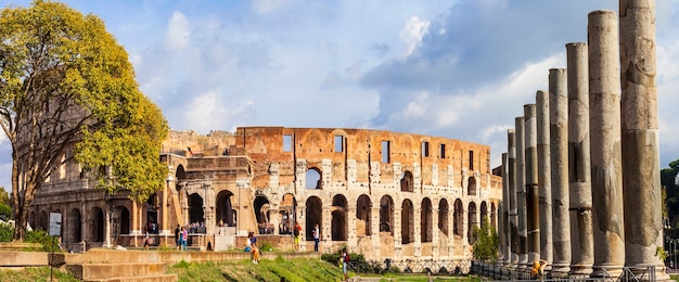 Grande Rome - vue sur les forums antiques et le Colisée. Voyage en Italie et monuments