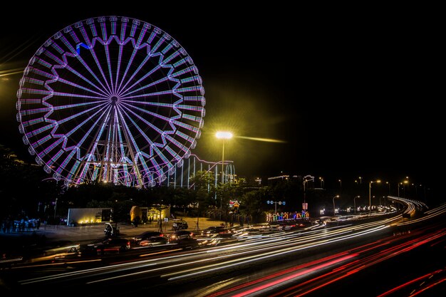 Grande roue au parc d'attractions