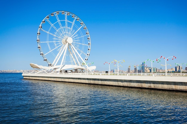 La grande roue de Bakou, également connue sous le nom d'œil de Bakou, est une grande roue sur le boulevard de Bakou dans le parc national balnéaire de Bakou, en Azerbaïdjan