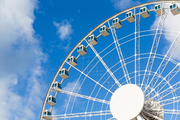 Photo grande roue blanche avec ciel bleu clair