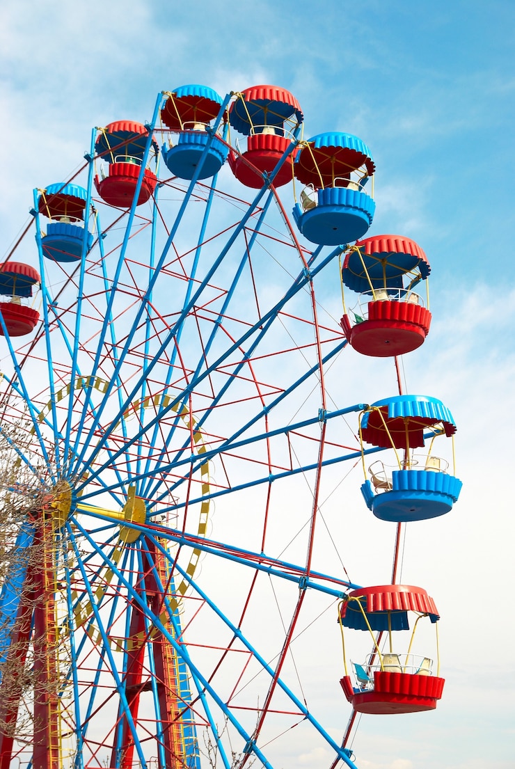 Photo la grande roue sur le ciel bleu
