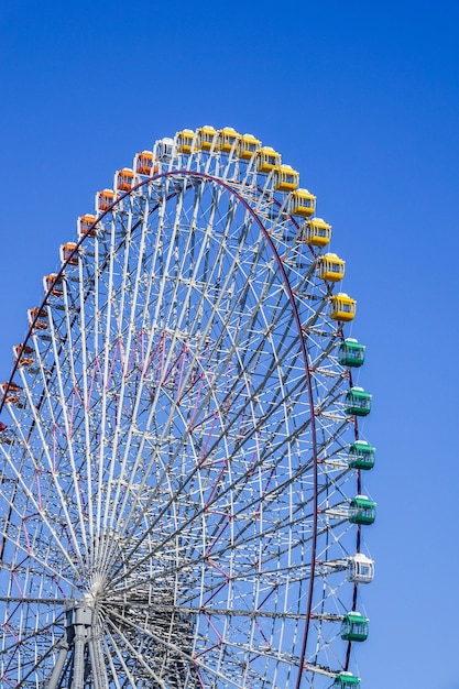 Grande roue sur le ciel bleu