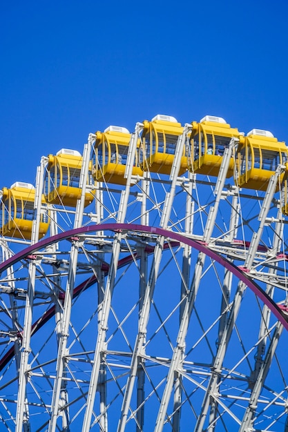 Photo grande roue sur le ciel bleu