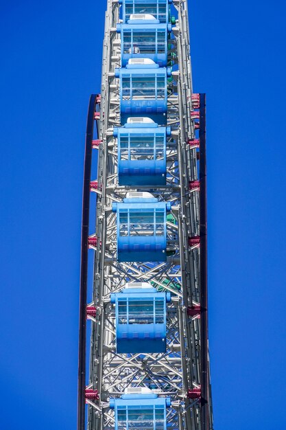 Grande roue sur le ciel bleu