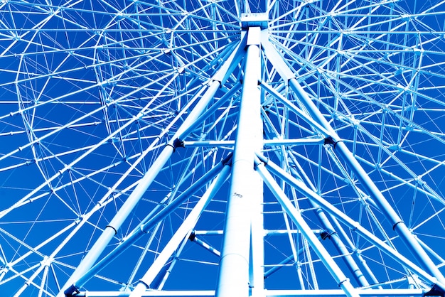 Grande roue sur ciel bleu