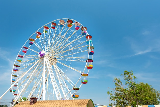 Grande roue colorée avec un ciel bleu