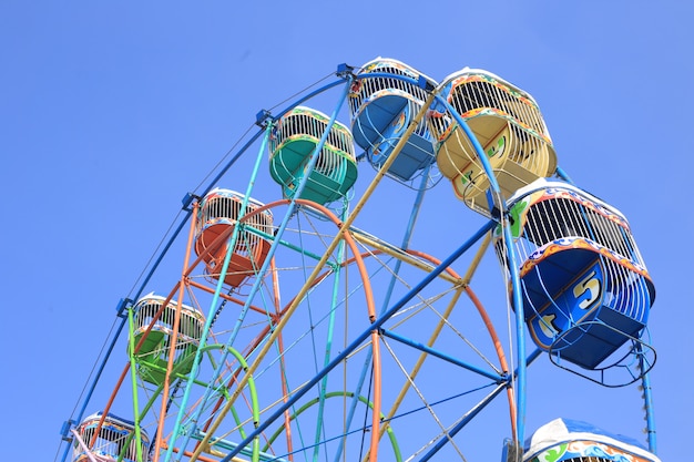 Une grande roue colorée