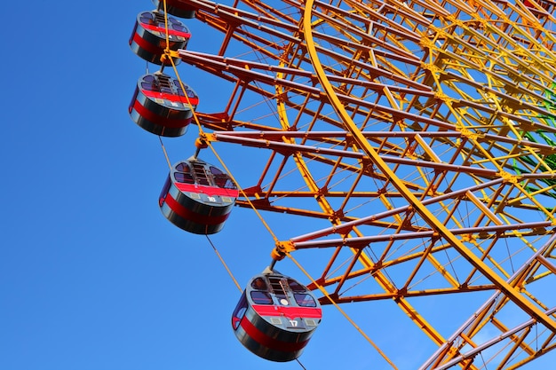 Grande roue colorée