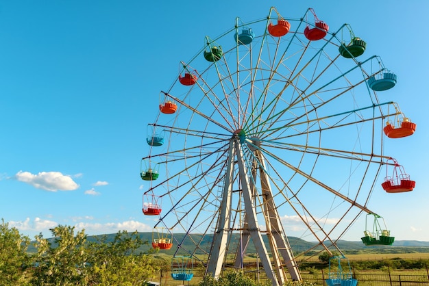 Une grande roue colorée