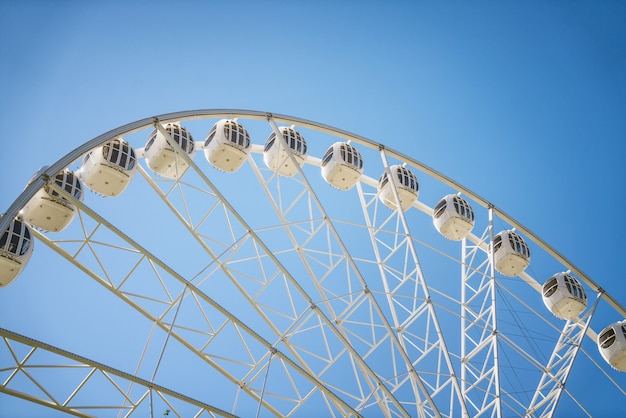 Grande roue contre le ciel bleu closeup