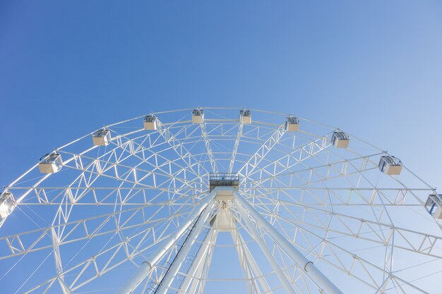 Une grande roue contre le ciel bleu