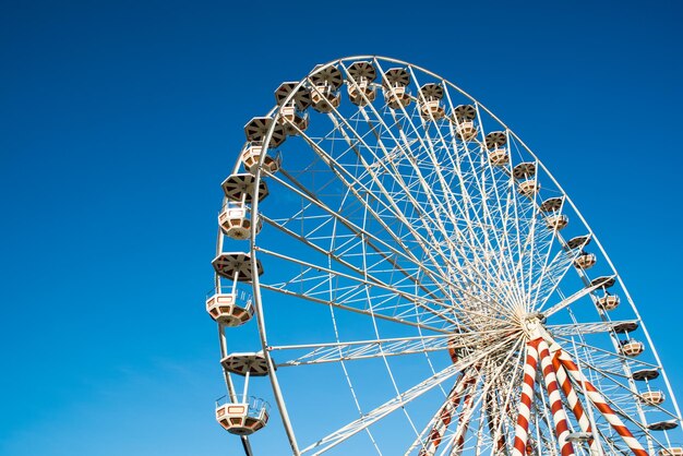 Photo grande roue contre un ciel d'été bleu