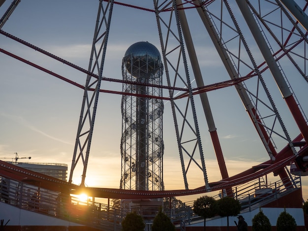 Grande roue contre le ciel Parc d'attractions en bord de mer Zone de repos Mécanisme rond Amateurs de hauteur