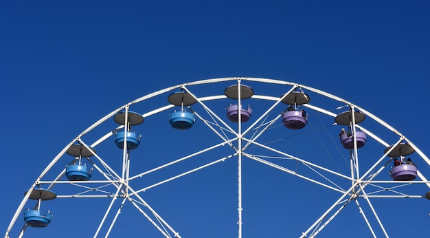 Une Grande Roue Dans Un Ciel Bleu