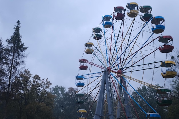 La grande roue dans un état de brouillard extrême roue géante dans le brouillard du matin