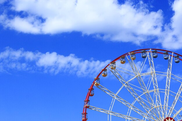 Photo grande roue dans le parc avec des arbres