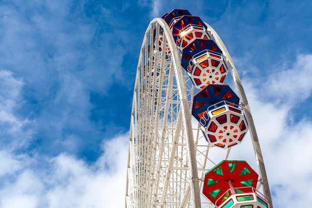 Grande roue dans un parc d'attractions ciel bleu