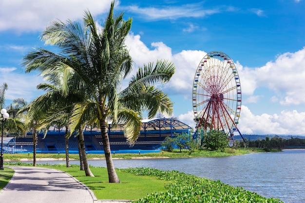 Grande roue dans le parc au bord du lac