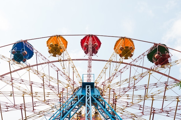 Grande roue dans le parc verdoyant isolé sur fond blanc